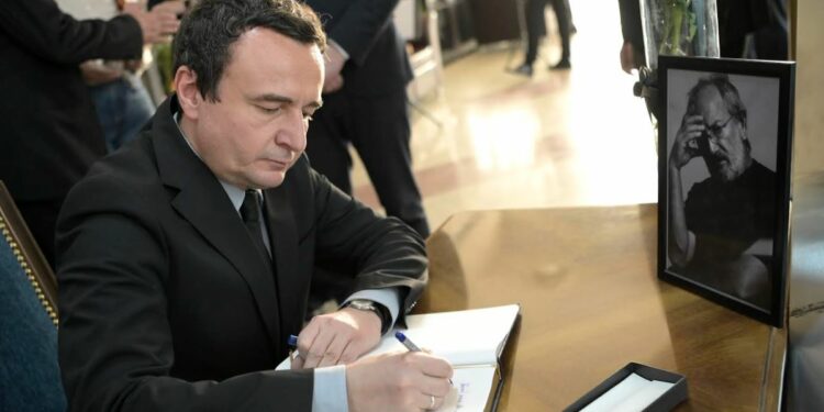 Kurti: Luan Mulliqi jeton me ne përmes skulpturave