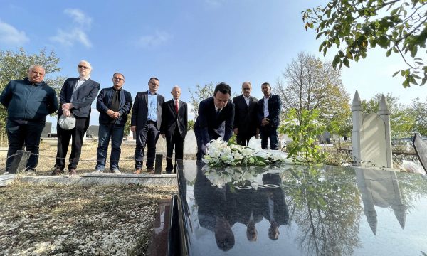 Protesta e 1 tetorit/ Kurti bën homazhe tek varri i profesor Ejup Statovcit