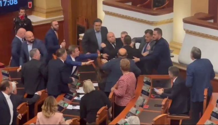 Përplasje fizike mes deputetëve në Kuvendin e Shqipërisë