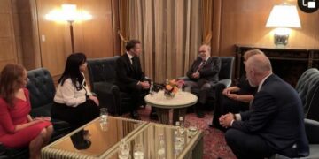 Macron mbërrin në Tiranë, Edi Rama e pret bashkë me Ismail Kadarenë në Pallatin e Brigadave