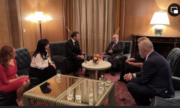 Macron mbërrin në Tiranë, Edi Rama e pret bashkë me Ismail Kadarenë në Pallatin e Brigadave