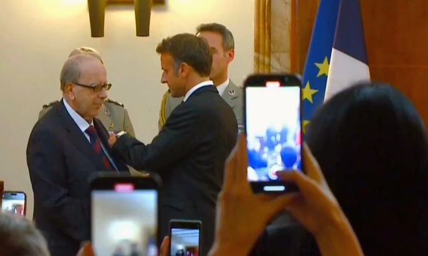 Macron në Tiranë, dekoron Ismail Kadarenë me gradën “Oficeri i Madh i Legjionit të Nderit”