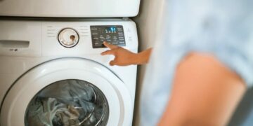 Rrobat kanë erë të pakëndshme pas larjes? Këshilla për përdorimin e duhur të zbutësit