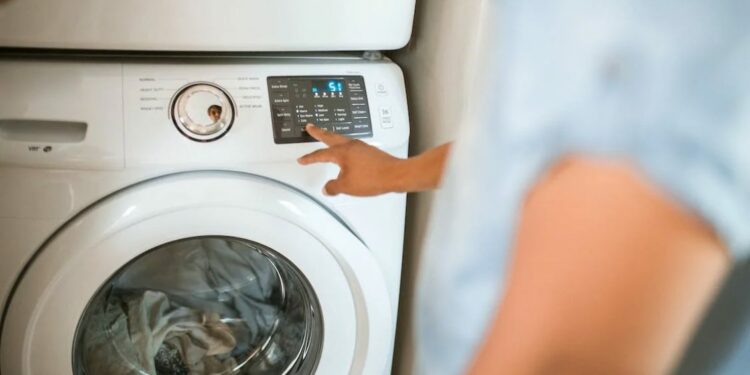 Rrobat kanë erë të pakëndshme pas larjes? Këshilla për përdorimin e duhur të zbutësit