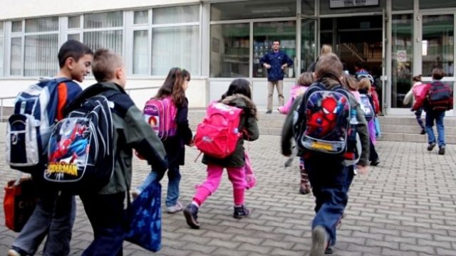 Helmohen nga ushqimi 10 nxënës në një lokal në Mitrovicë