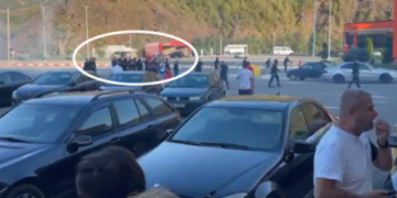 Dhuna pas ndeshjes Tirana-Vllaznia, 106 tifozë të shoqëruar, 8 të arrestuar. Dëmtuan dhe autobusët