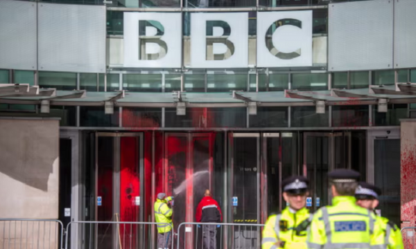 Mijëra protestojnë pro Palestinës në Londër, disa hedhin bojë të kuqe në objektin e BBC-së