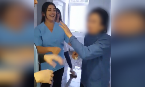 Seanca ndaj tri infermiereve që dyshohet se keqtrajtuan të moshuarën, Aurona Pelaj arrin në Gjykatë