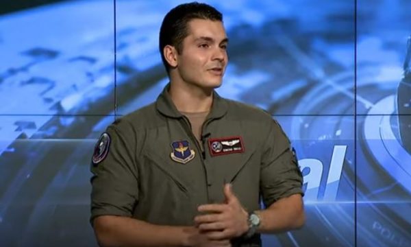 Piloti i parë shqiptar i forcave ajrore amerikane: Me krenari e mbaj uniformën
