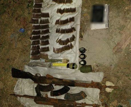 Policia publikon pamjet e armatimit që sekuestroi dje në fshatin e banuar me serb në Vushtrri