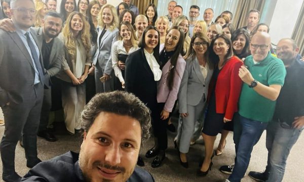 Abazoviq nuk shkon në seancën e Kuvendit të Malit të Zi, shfaqet në Facebook