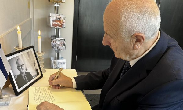 Fatmir Sejdiu nënshkruhet në Librin e Zisë për Martti Ahtisaarin