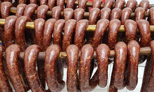Grumbulloi mish pa afat dhe e bëri suxhuk, arrestohet një burrë në Pejë