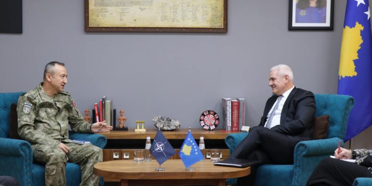 Sveçla takon komandantin e ri të KFOR-it, diskutojnë për sigurinë në veri
