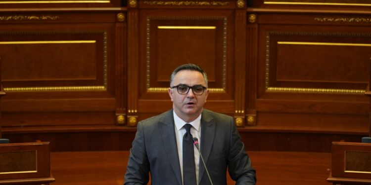Tahiri: Qeveria po tallet me nëpunësit publikë