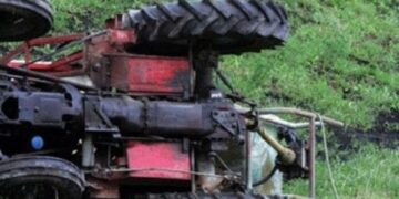 U rrokullis me traktor, vdes një person në Gjakovë