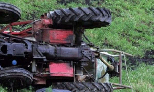 U rrokullis me traktor, vdes një person në Gjakovë