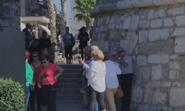 Izraelitët nuk anulojnë pushimet, në Durrës vijojnë të shkojnë grupe turistësh nga Izraeli