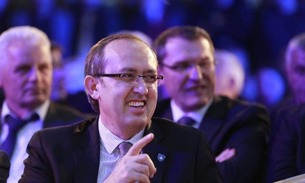 Hoti qeshet në facebook: Kurti s’e pranon ‘Zajednicën” s’i nënshtrohet presionit
