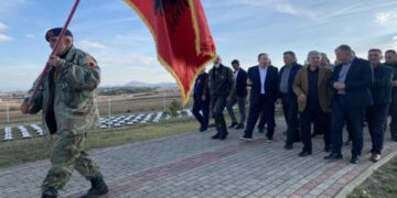 ​Gucati bën homazhe në Marinë dhe te varrezat e familjes Jashari në Prekaz
