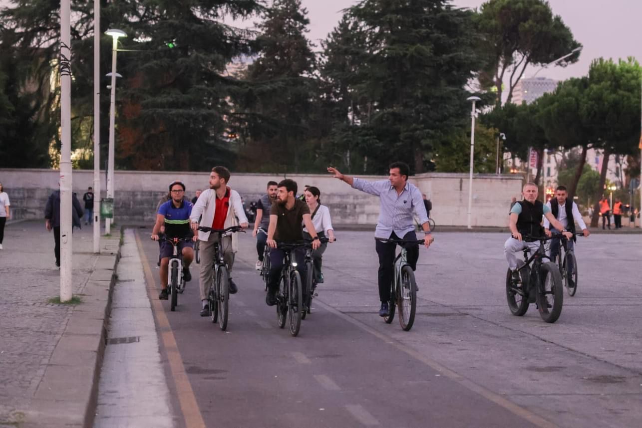 Samiti i Procesit të Berlinit në Tiranë, Veliaj apel qytetarëve të lëvizin me biçikletaSamiti i Procesit të Berlinit në Tiranë, Veliaj apel qytetarëve të lëvizin me biçikleta