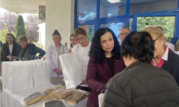 Osmani ndan 400 pako onkologjike për të prekurit me kancer: Përkrahja e institucioneve s’do të mungojë