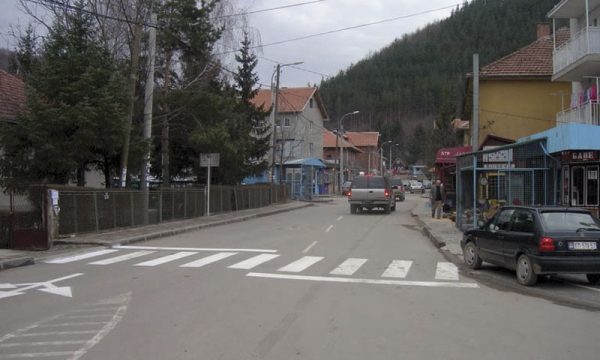 Policia ndalon një person në Zubin Potok, kishte thikë dhe një bluzë me mbishkrim përçarës