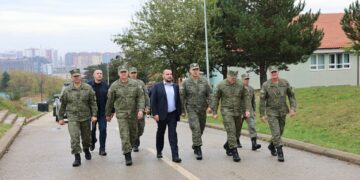 Ministri Maqedonci viziton Komandën e Doktrinës dhe Stërvitjes, ku janë duke u trajnuar rekrutët e rinj