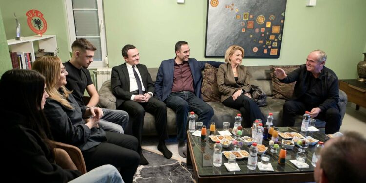 Kurti, Konjufca e zyrtarë të VV-së vizitojnë familjen e Rexhep Selimit