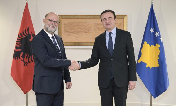 Kurti pret ambasdorin e ri shqiptar, flet për forcim të marrëdhënieve