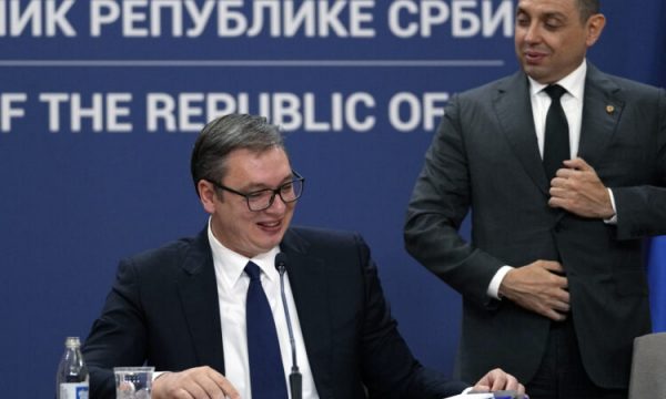 Dyshimet e dorëheqjes së Vulinit pikërisht në kohën e fushatës së zgjedhjeve në Serbi, çka fshihet pas