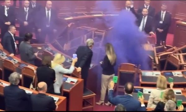 Deputeti i tij hedh tymuese në Kuvend, Sali Berisha nuk ndihet mirë, largohet nga salla