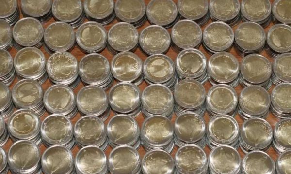 Lulëzojnë monedhat e falsifikuara, në një bankë deponohen 251 monedha nga 2 euro false