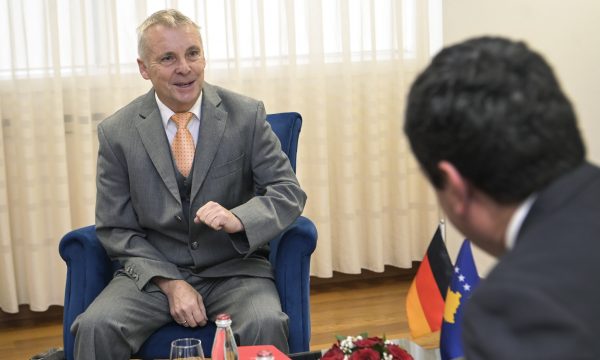 Kurti nis ditën me një takim me ambasadorin gjerman, ky i fundit i dhuron edhe një libër