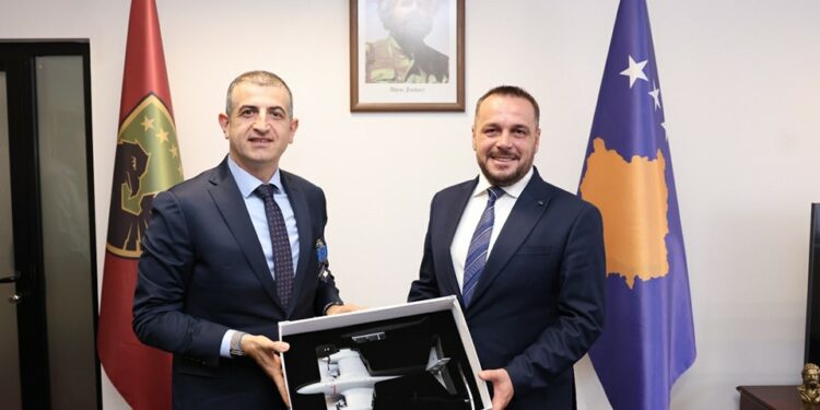 Maqedonci e nderon me medalje pronarin e kompanisë së dronëve “Bayraktar”