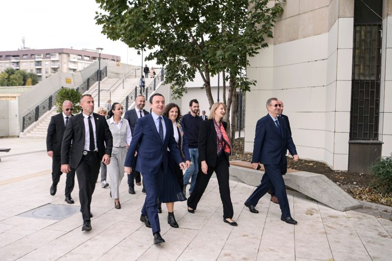 Kurti e Rizvanolli vizitojnë Postën e Kosovës, theksojnë mbështetjen e qeverisë për shërbime postare