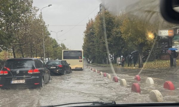 Reshjet e shiut mbushin rrugët me ujë në kryeqytet – kështu duket lagjja Aktash