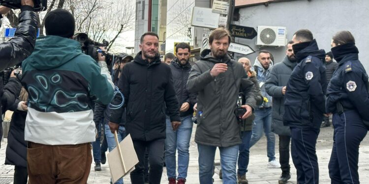 PSD-ja dhe OVL-ja protestojnë, policia e “bllokon” hotelin ku kryetarja e Speciale po mban takim me përfaqësues të shoqërisë civile