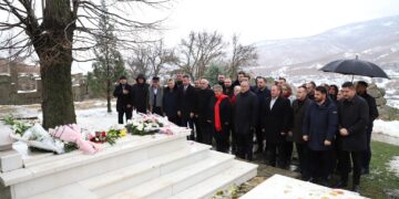 Komuna e Mitrovicës nderon heronjtë dhe dëshmorët e kombit për festën e 28 Nëntorit