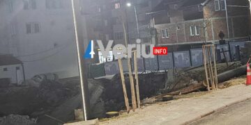 “Kqyrne qysh është e parrethekume punishtja, fëmijët po na rrezikohen”, qytetari ankohet për punishten e objektit banesor në Skenderaj (Foto)
