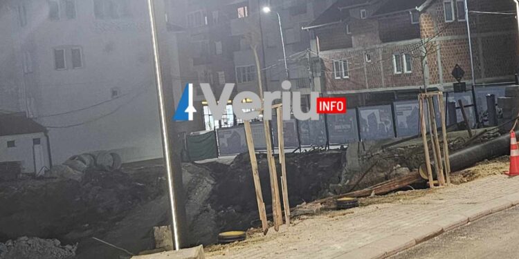 “Kqyrne qysh është e parrethekume punishtja, fëmijët po na rrezikohen”, qytetari ankohet për punishten e objektit banesor në Skenderaj (Foto)