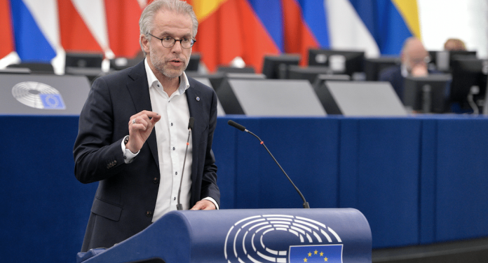 Eurodeputeti holandez: Perëndimi duhet t’ia tregojë kufirin Serbisë