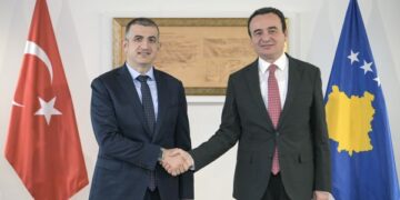 Kurti e pret në takim drejtorin e kompanisë turke ku Kosova po blen armatim