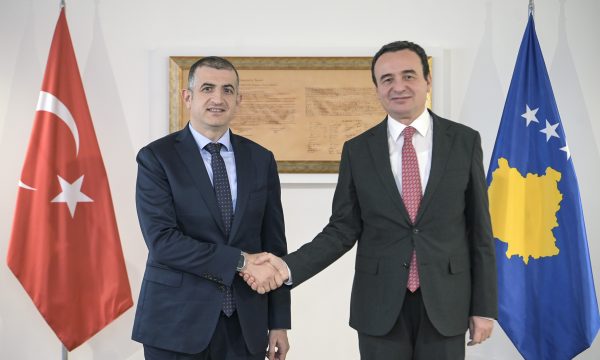Kurti e pret në takim drejtorin e kompanisë turke ku Kosova po blen armatim