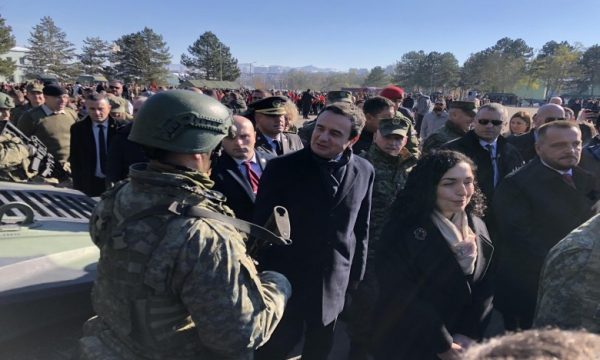 Osmani dhe Kurti arrijnë në kazermën “Adem Jashari” për Ditën e Forcës