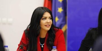 Deputetja Krasniqi kritikon Qeverinë Kurti: Raporti i fundit për vendin tregon një realitet të hidhur