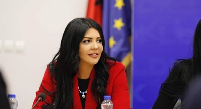 Deputetja Krasniqi kritikon Qeverinë Kurti: Raporti i fundit për vendin tregon një realitet të hidhur