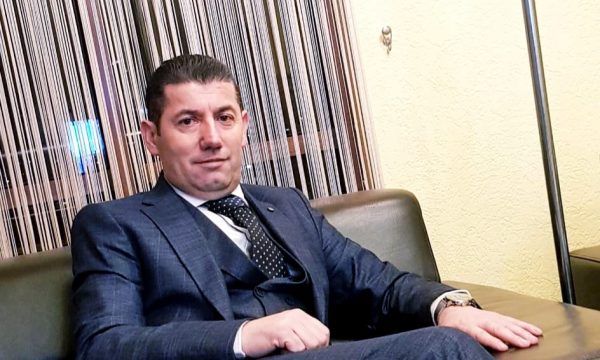 Avokati thotë se është liruar kosovari që u arrestua në Serbi: U ndalua për kartelën e UÇK-së së babait të tij