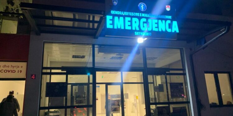 39 vjeçarja në Skenderaj e lind foshnjën në koridor të QKMF’së!