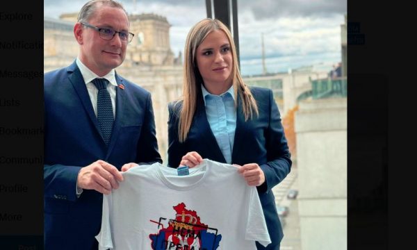 Provokim i rëndë nga deputetja serbe, ia dhuron deputetit gjerman bluzën ku harta e Kosovës është e mbuluar me flamurin e Serbisë